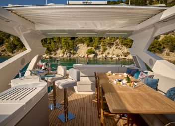 yacht charter flybridge