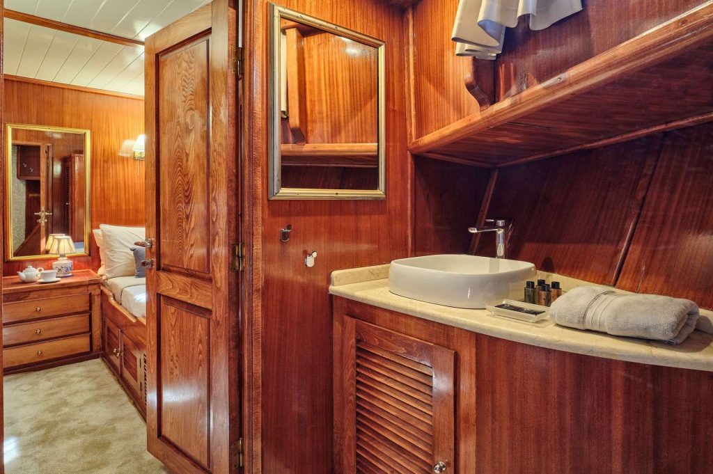 yacht charter Greece ensuite