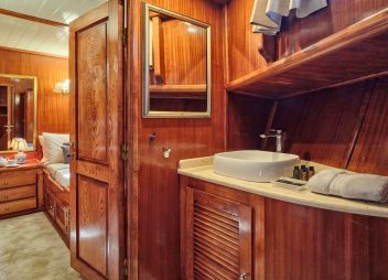 yacht charter Greece ensuite