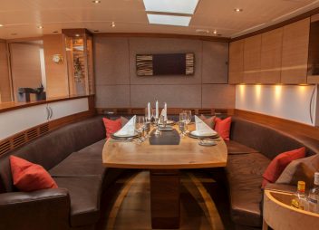 yacht charter Helene dining