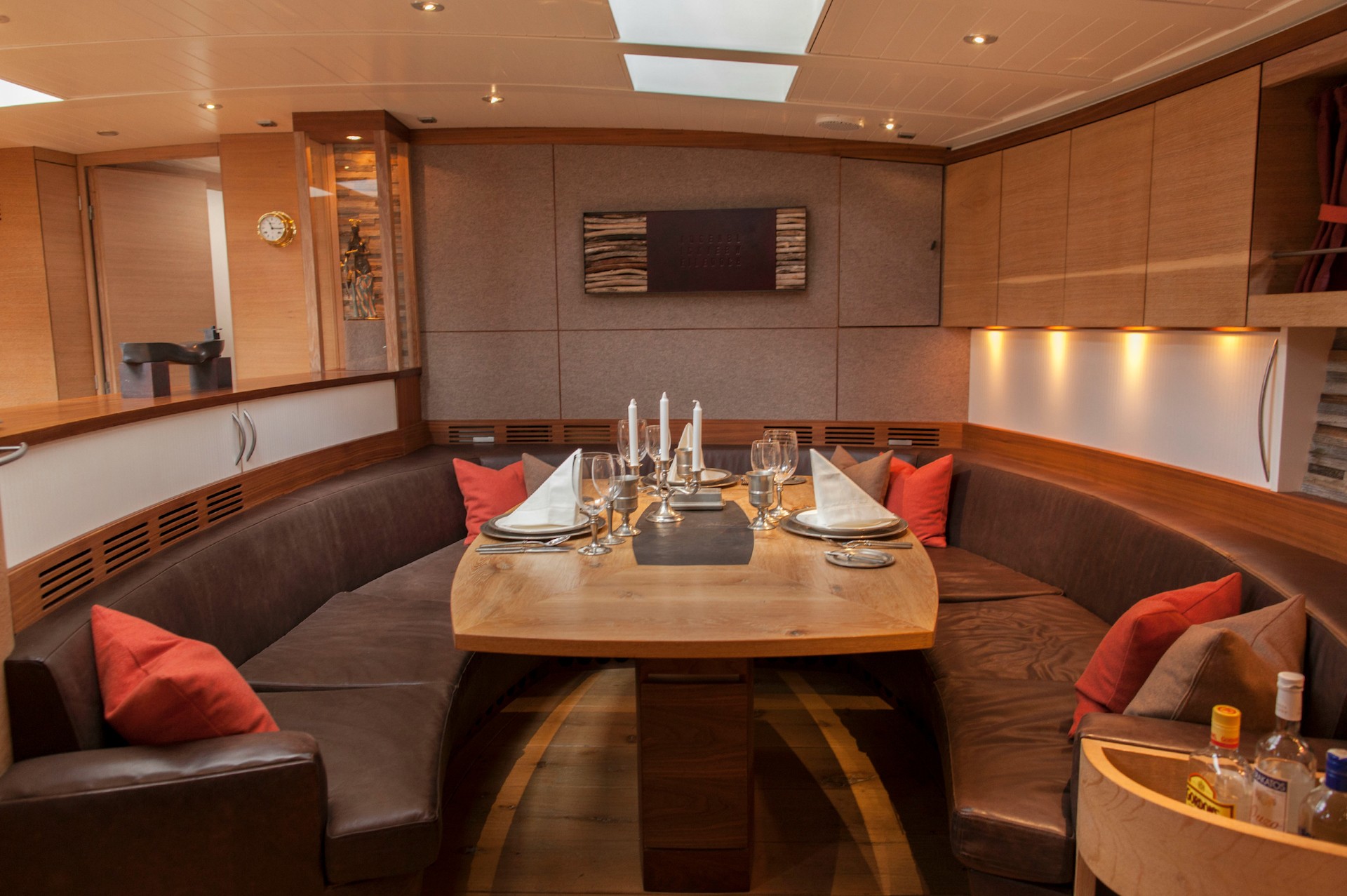 yacht charter Helene dining
