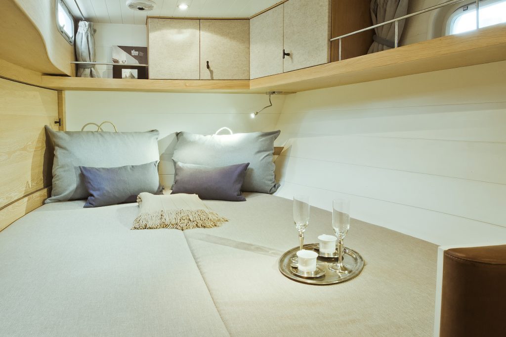 yacht charter Helene guest cabin
