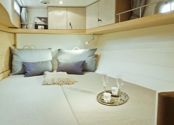 yacht charter Helene guest cabin