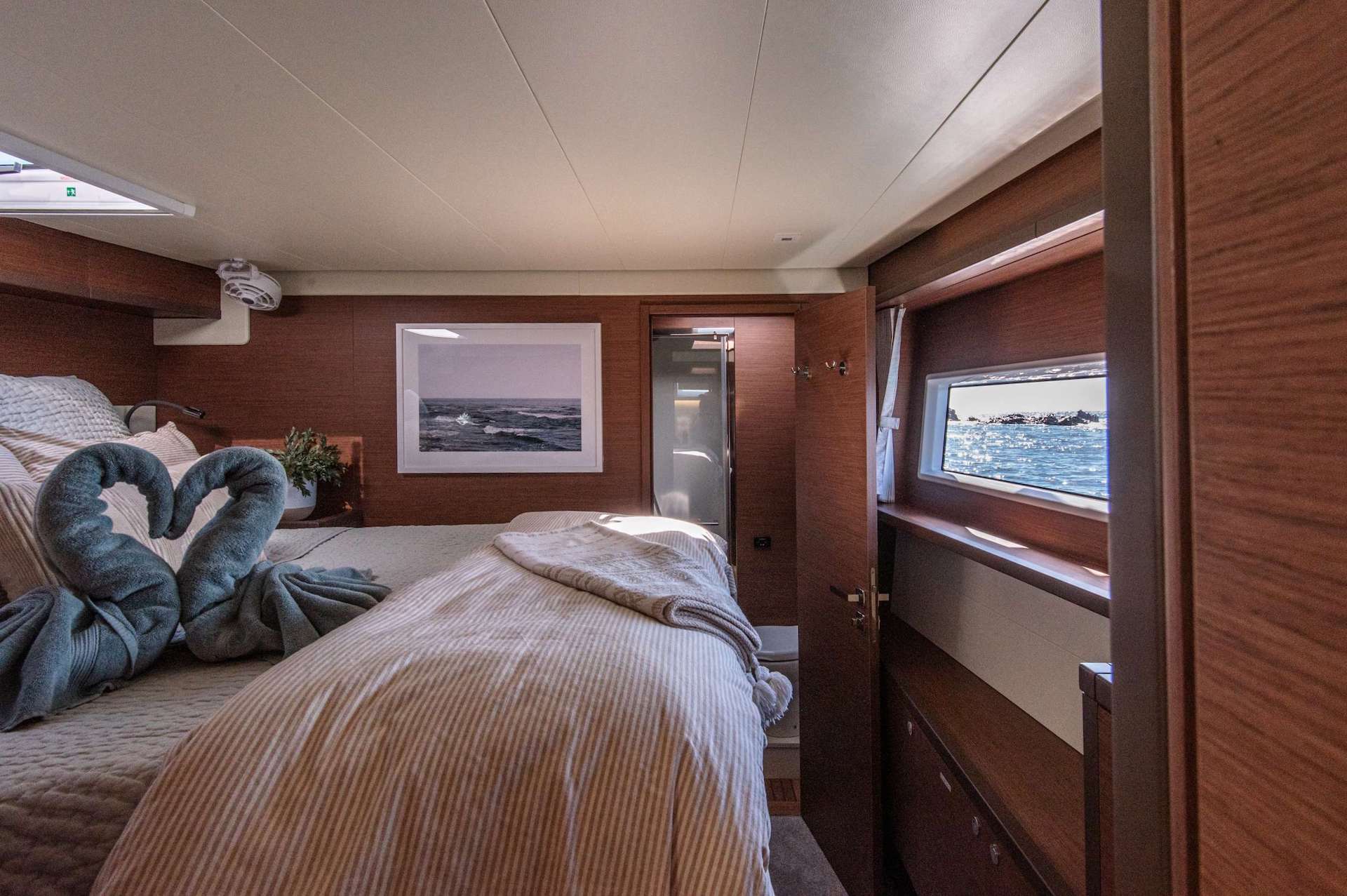 yacht charter Liquid Zen starboard forward cabin