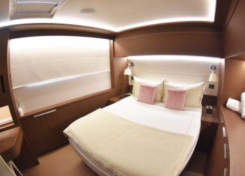 yacht charter Mariah Princess iii cabin