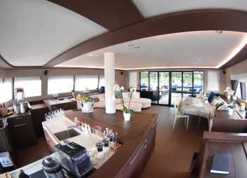 yacht charter Mariah Princess iii saloon