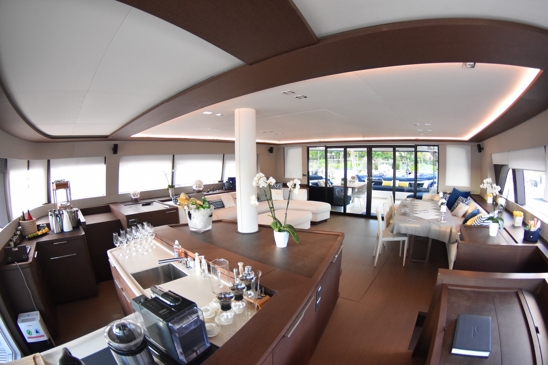 yacht charter Mariah Princess iii saloon