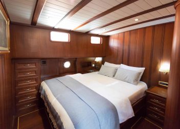 yacht charter mid cabin Primadonna
