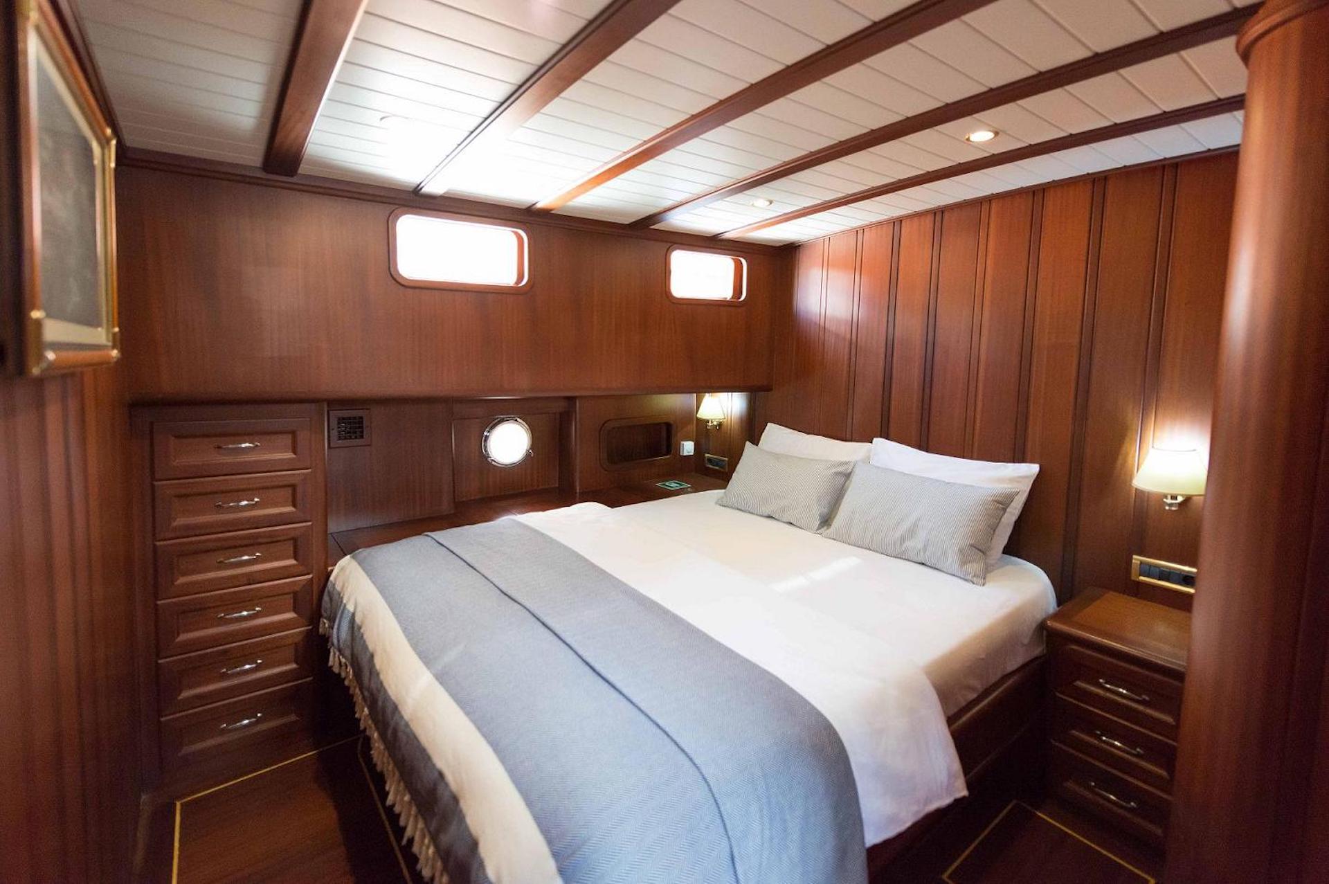 yacht charter mid cabin Primadonna