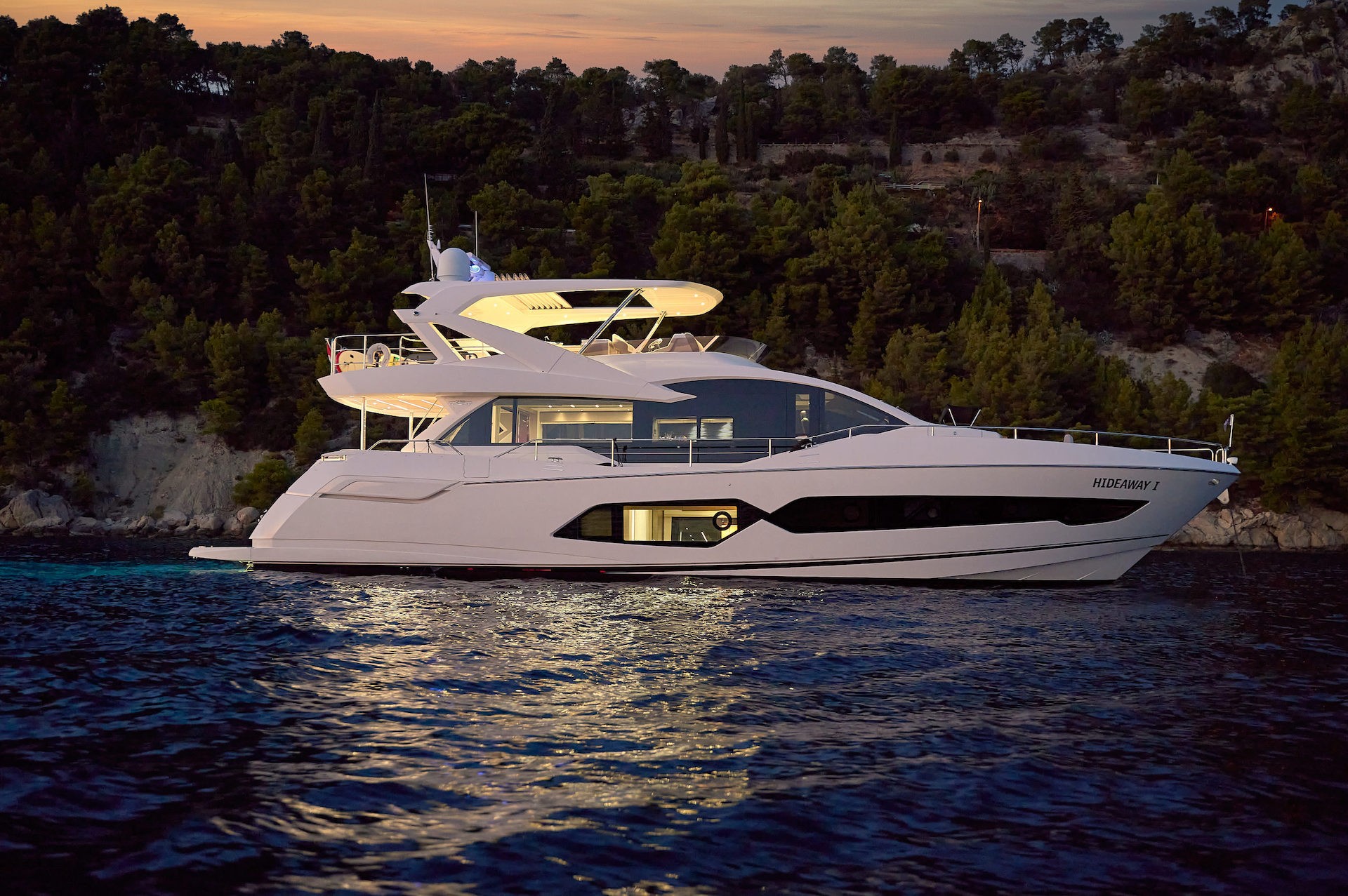 yacht charter motor yacht dusk Hideaway1