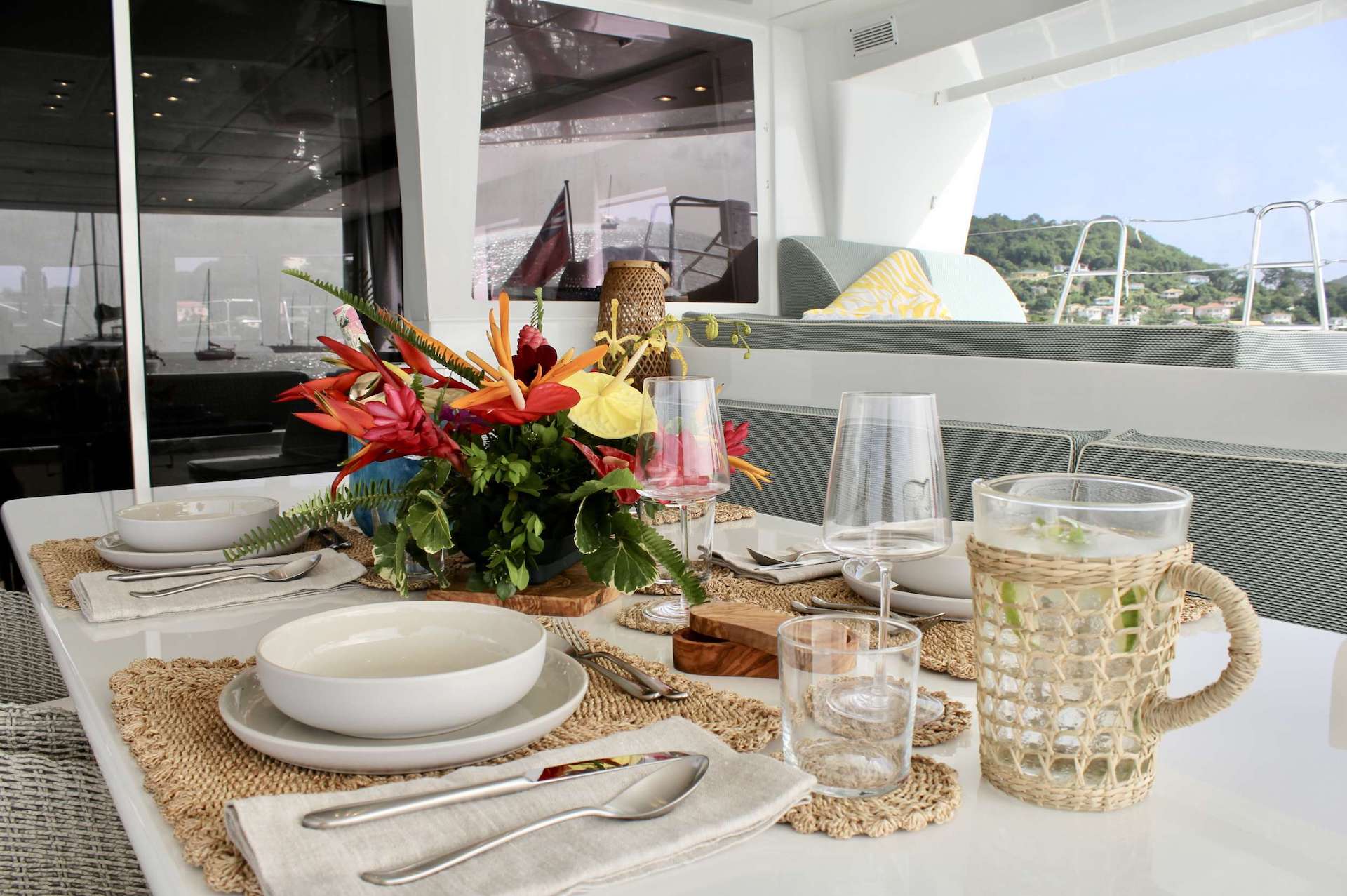 yacht charter Nomada dining