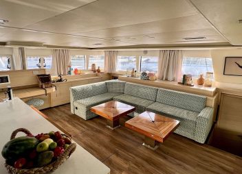 yacht charter Nomada saloon