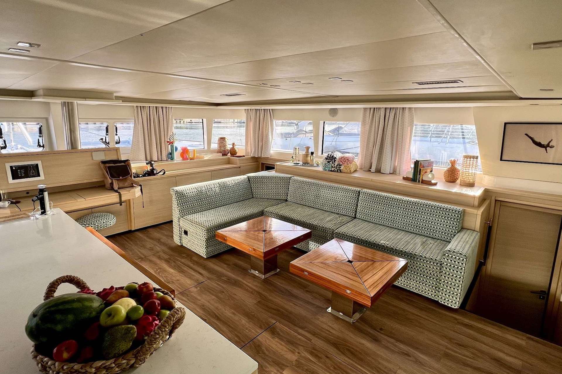 yacht charter Nomada saloon