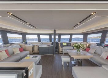 yacht charter Pixie salon