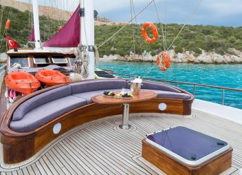 yacht charter Primadonna deck