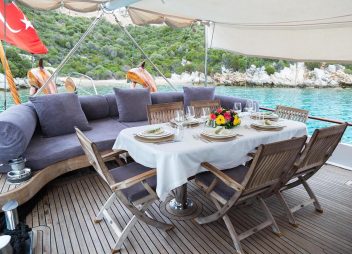 yacht charter Primadonna deck dining area