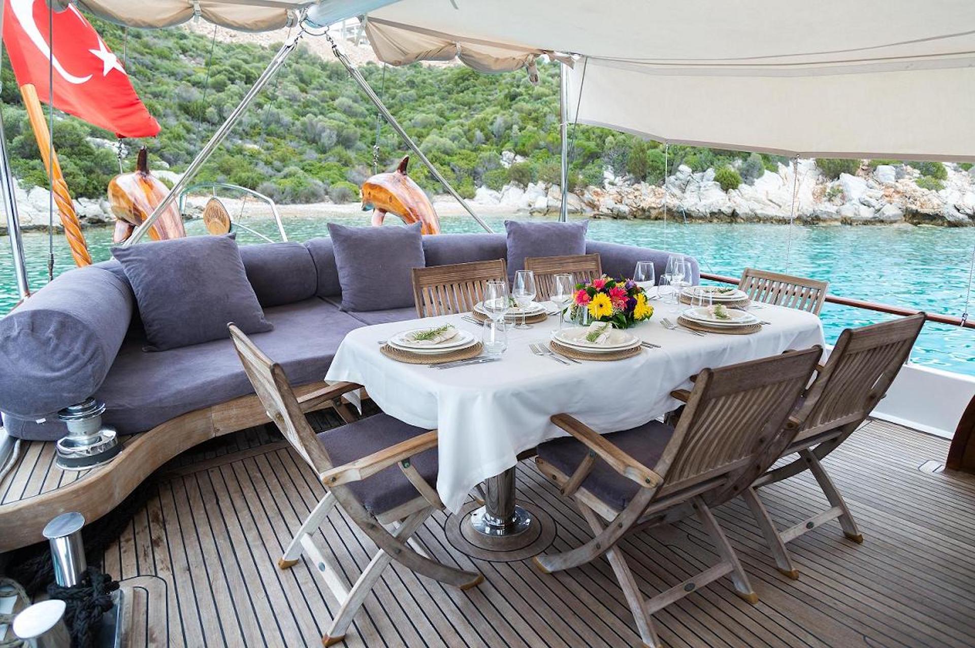 yacht charter Primadonna deck dining area