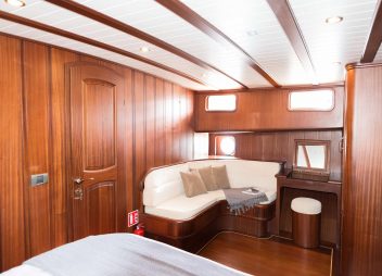 yacht charter Primadonna forward cabin seating