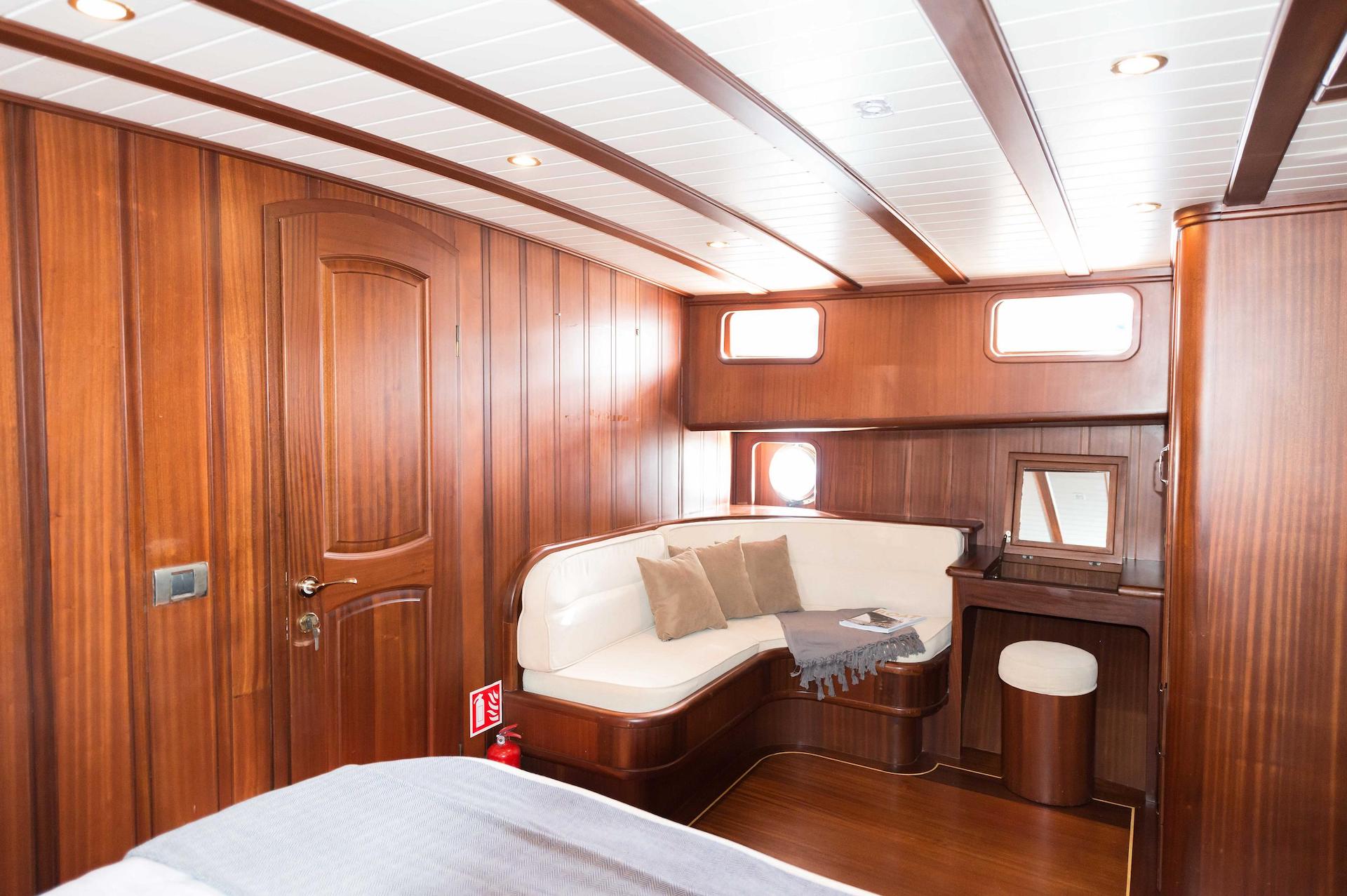 yacht charter Primadonna forward cabin seating