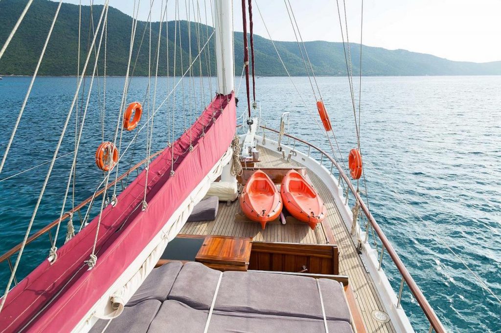 yacht charter Primadonna sun deck
