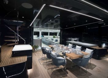 yacht charter Relentless dining area