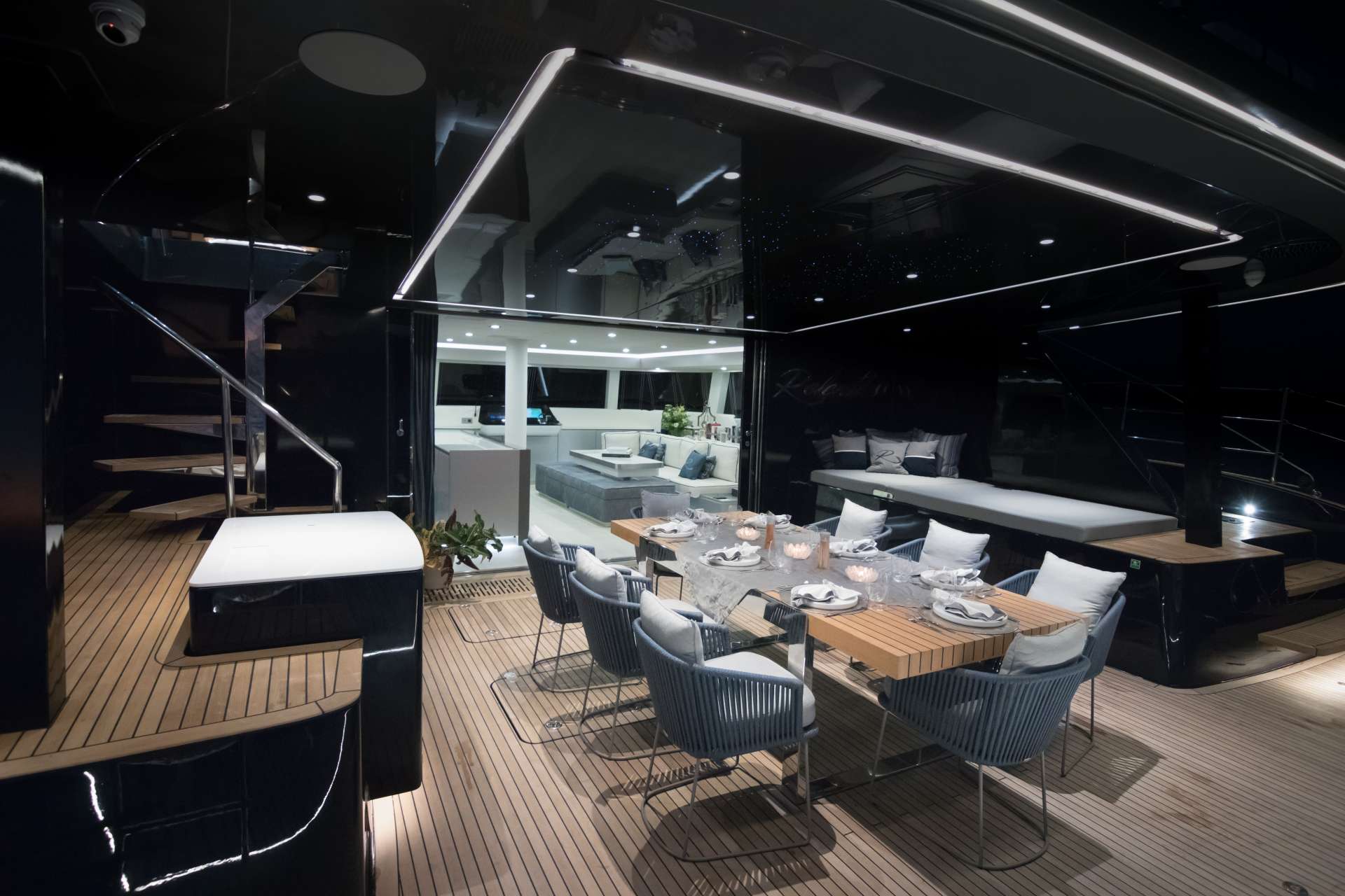 yacht charter Relentless dining area