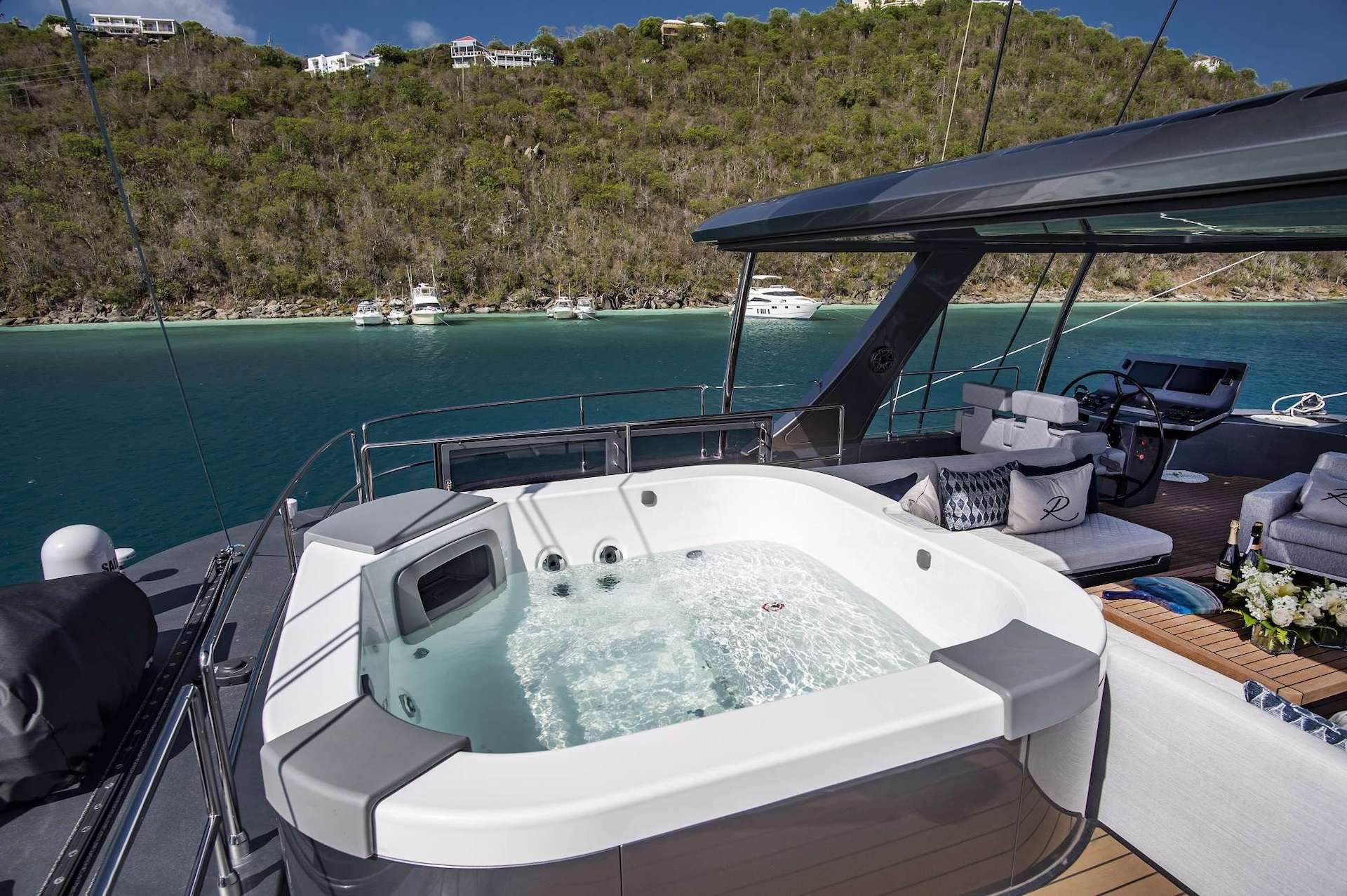 yacht charter Relentless jacuzzi