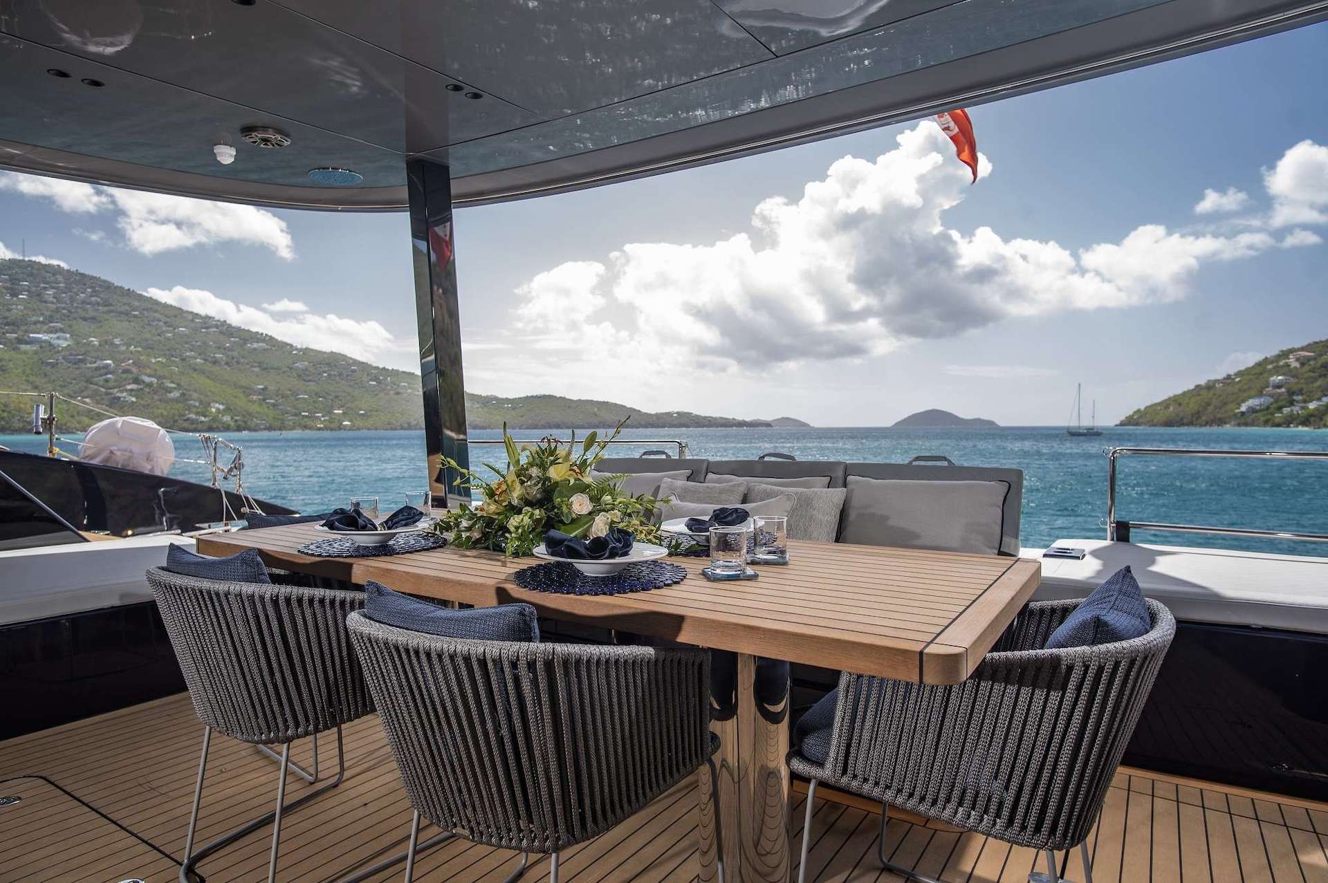 yacht charter Relentless II dining