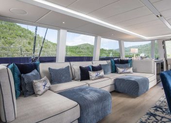 yacht charter Relentless II saloon