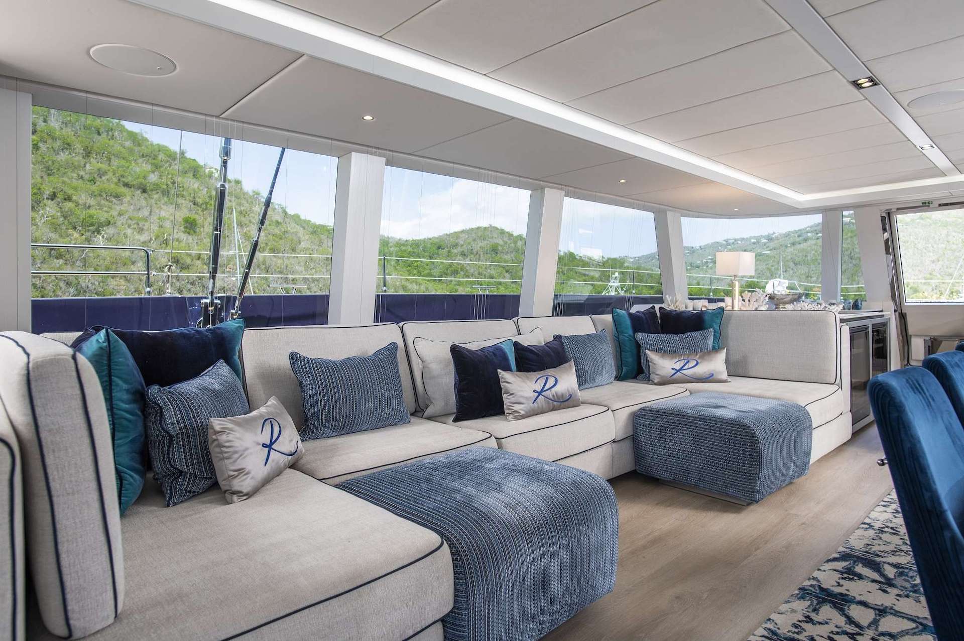 yacht charter Relentless II saloon