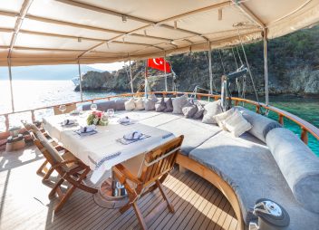 yacht charter Ros Mare alfresco dining