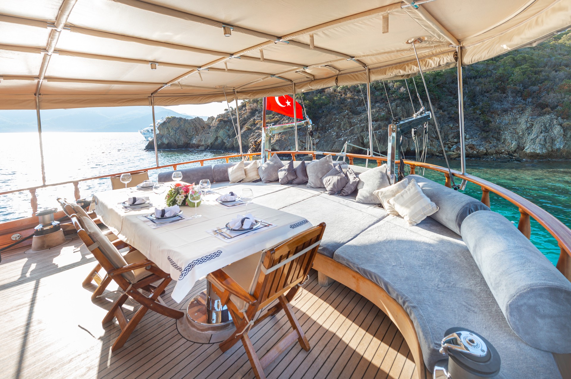 yacht charter Ros Mare alfresco dining