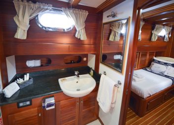 yacht charter Ros Mare cabin bathroom