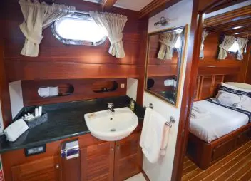 yacht charter Ros Mare cabin bathroom