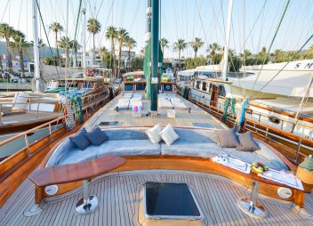 yacht charter Ros Mare deck