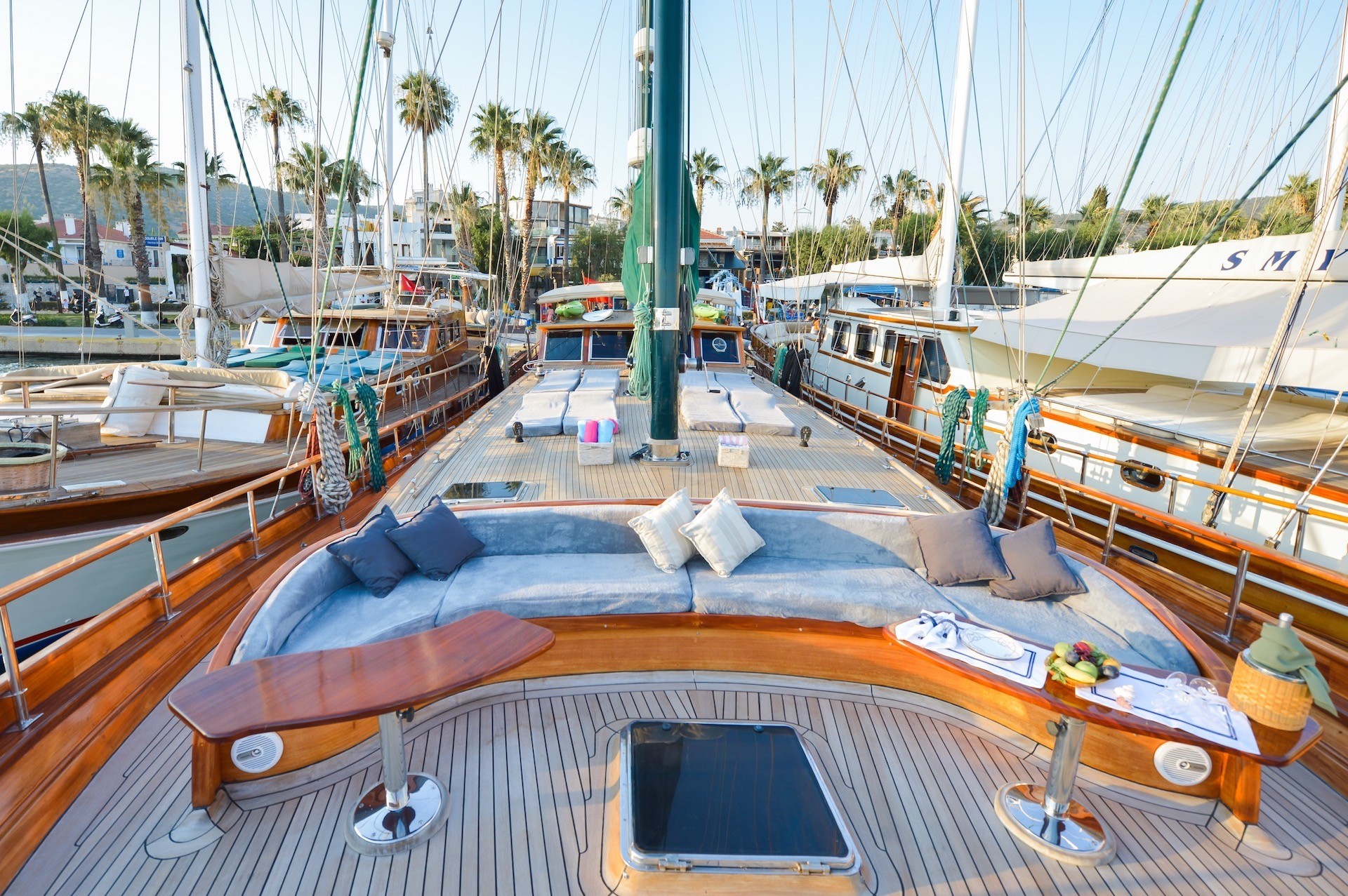 yacht charter Ros Mare deck