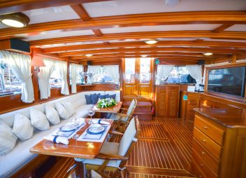yacht charter Ros Mare saloon