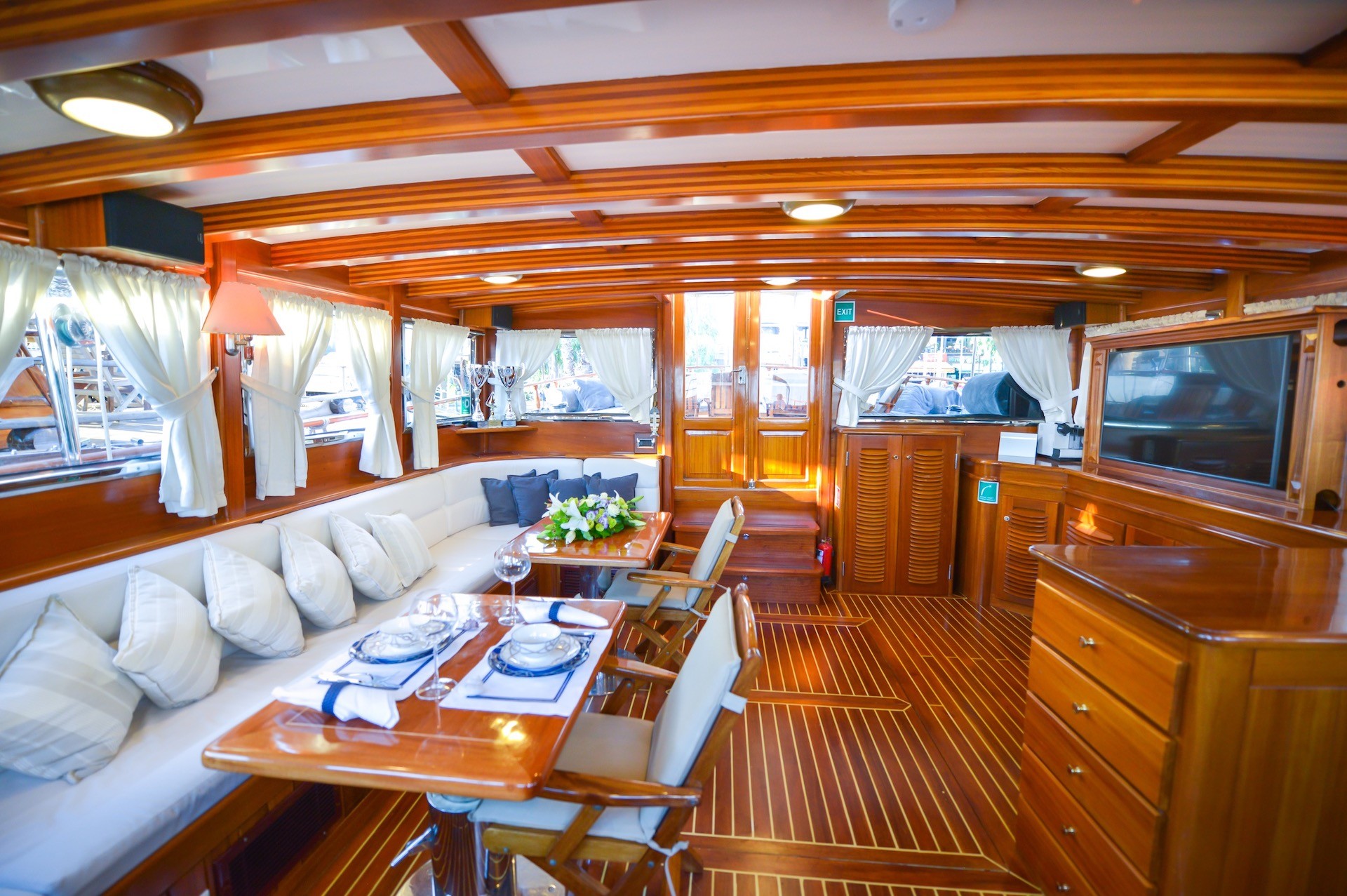 yacht charter Ros Mare saloon