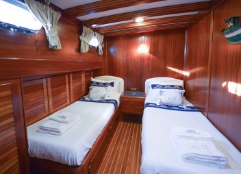 yacht charter Ros Mare twin cabin