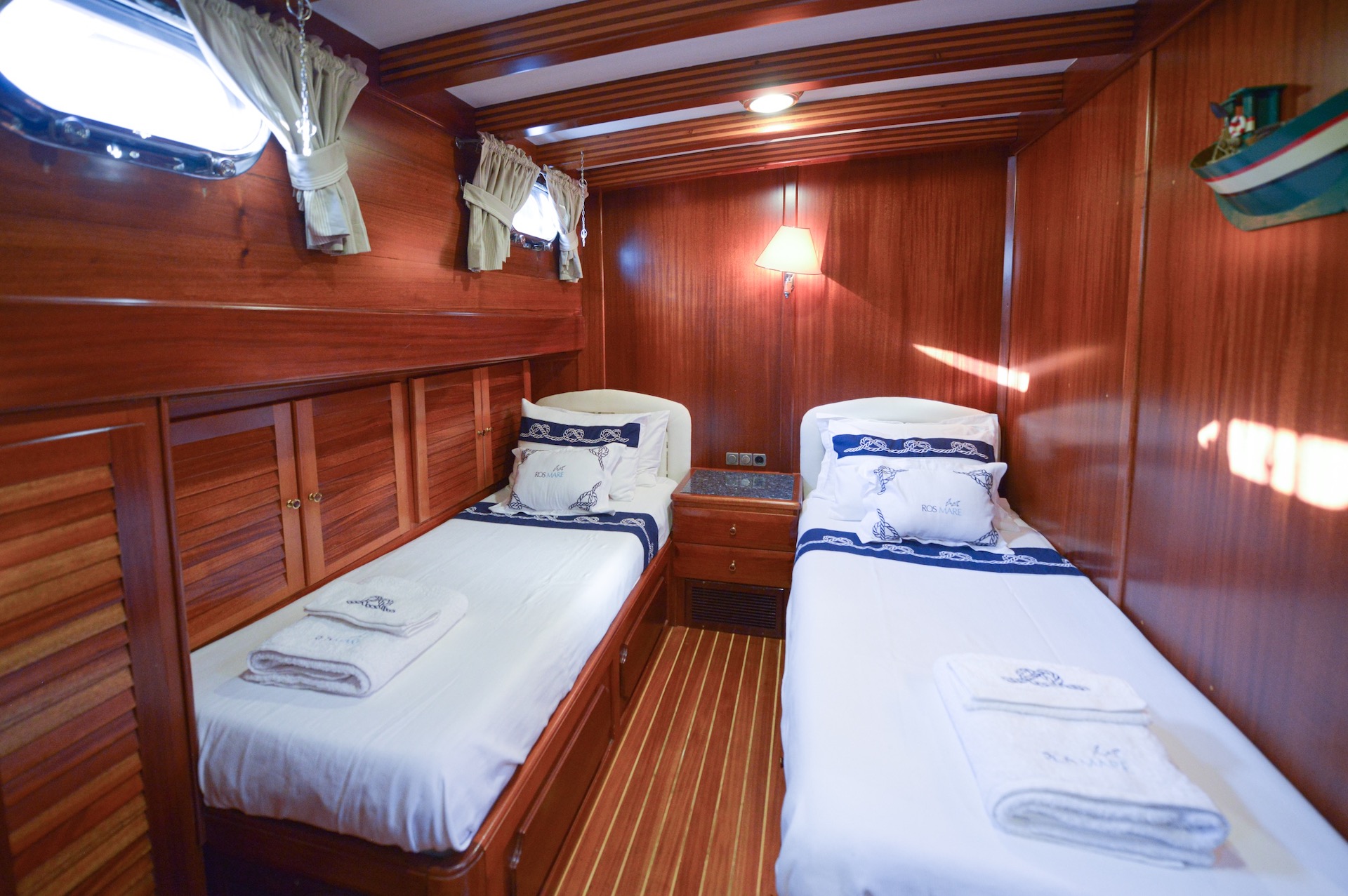 yacht charter Ros Mare twin cabin