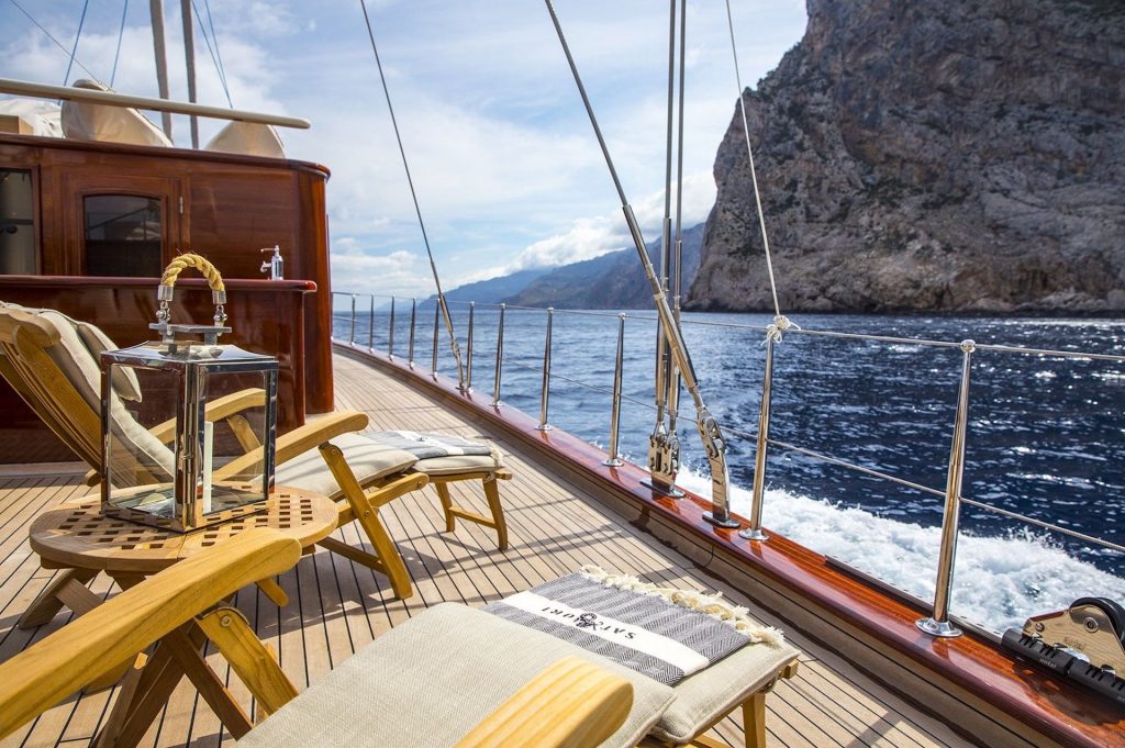 yacht charter Satori deck