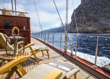 yacht charter Satori deck