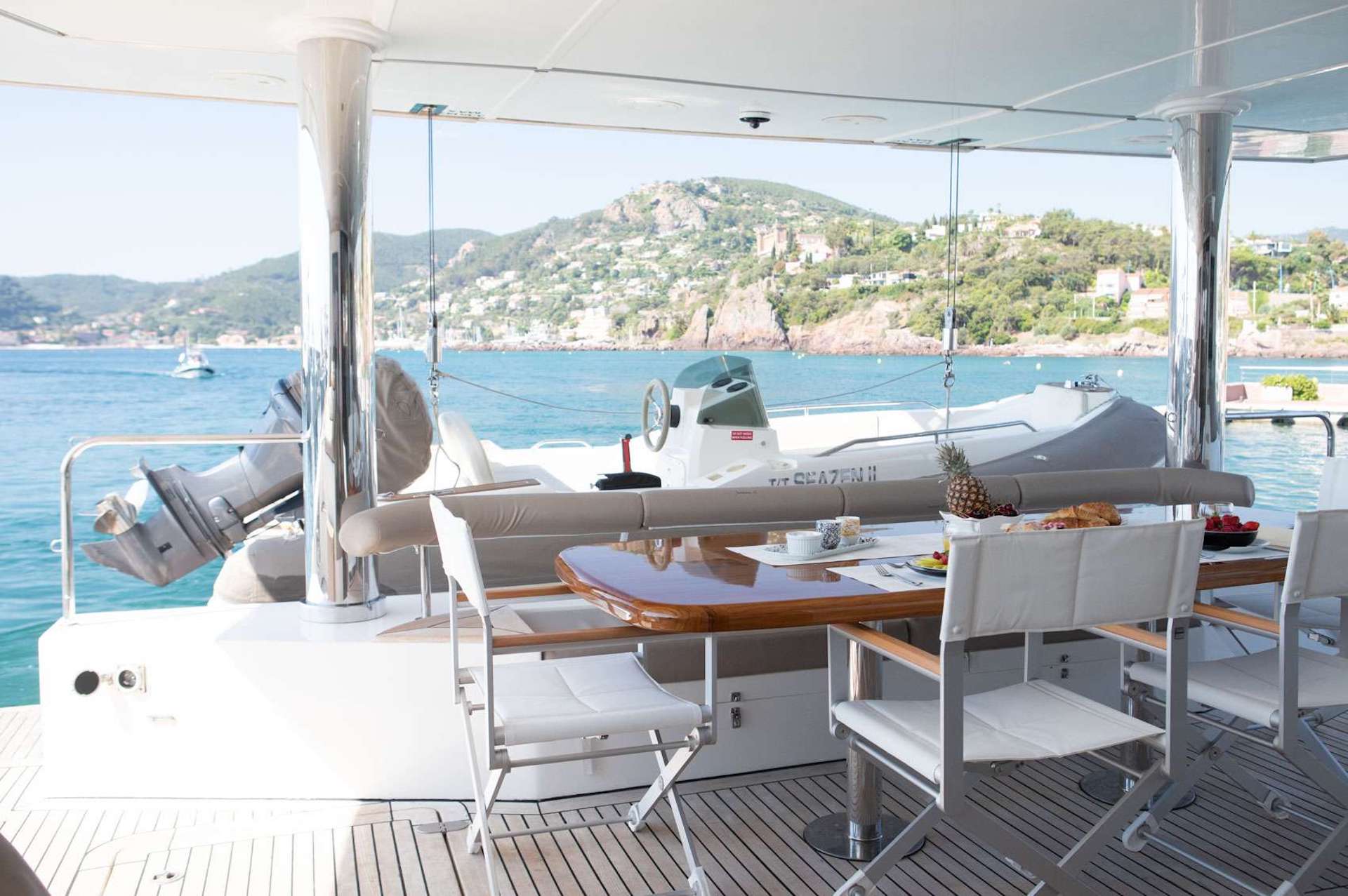 yacht charter Seazen II aft dining