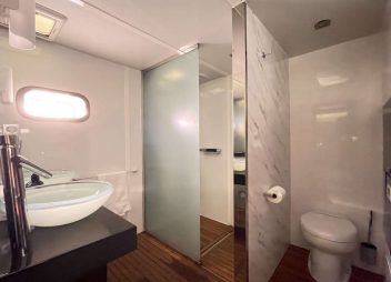 yacht charter Seazen II bathroom