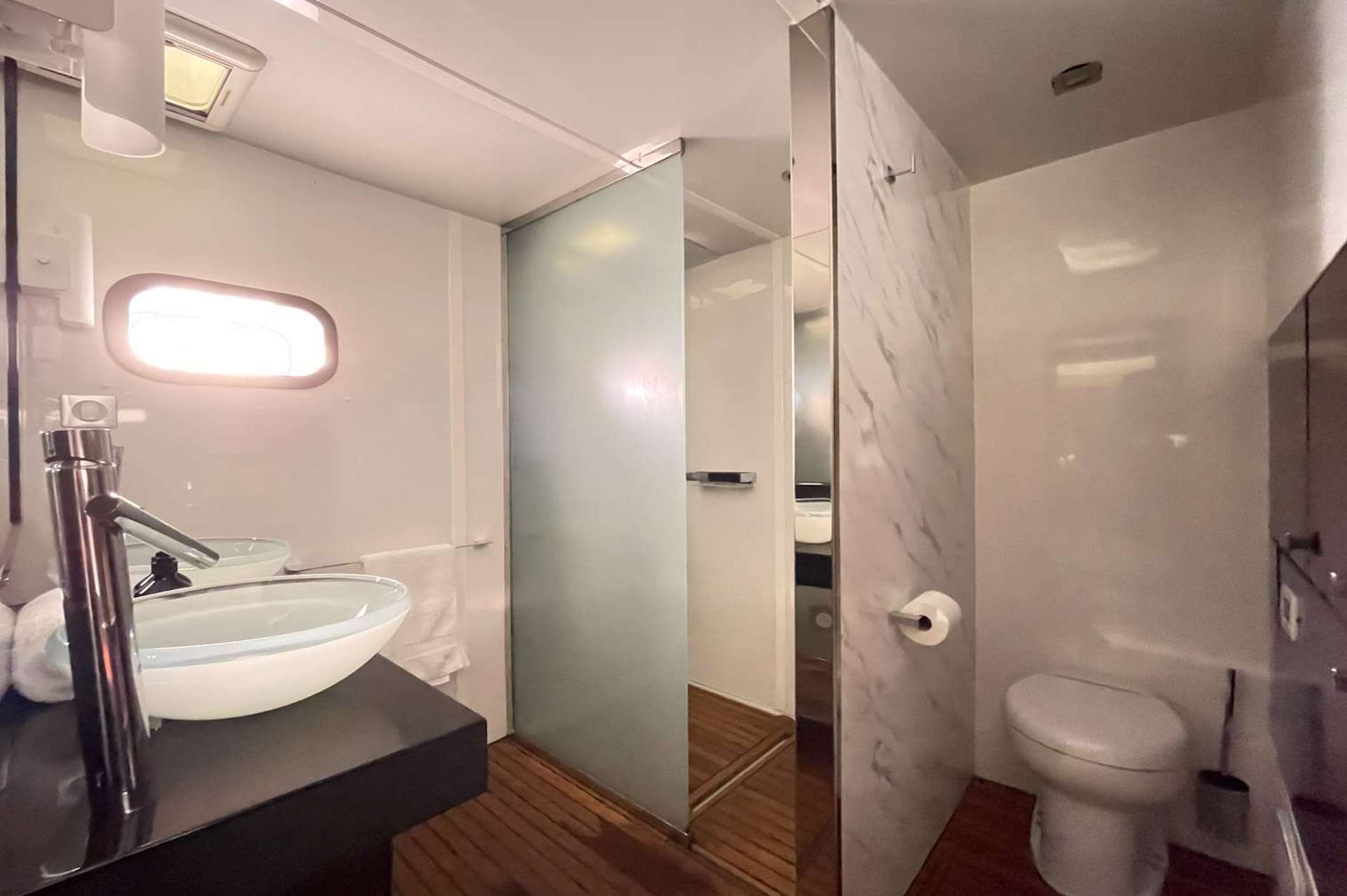 yacht charter Seazen II bathroom