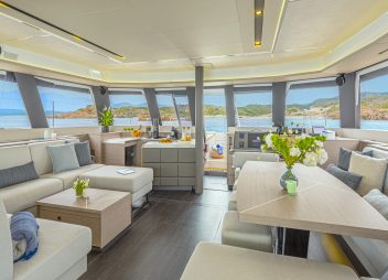 yacht charter Semper Fidelis saloon