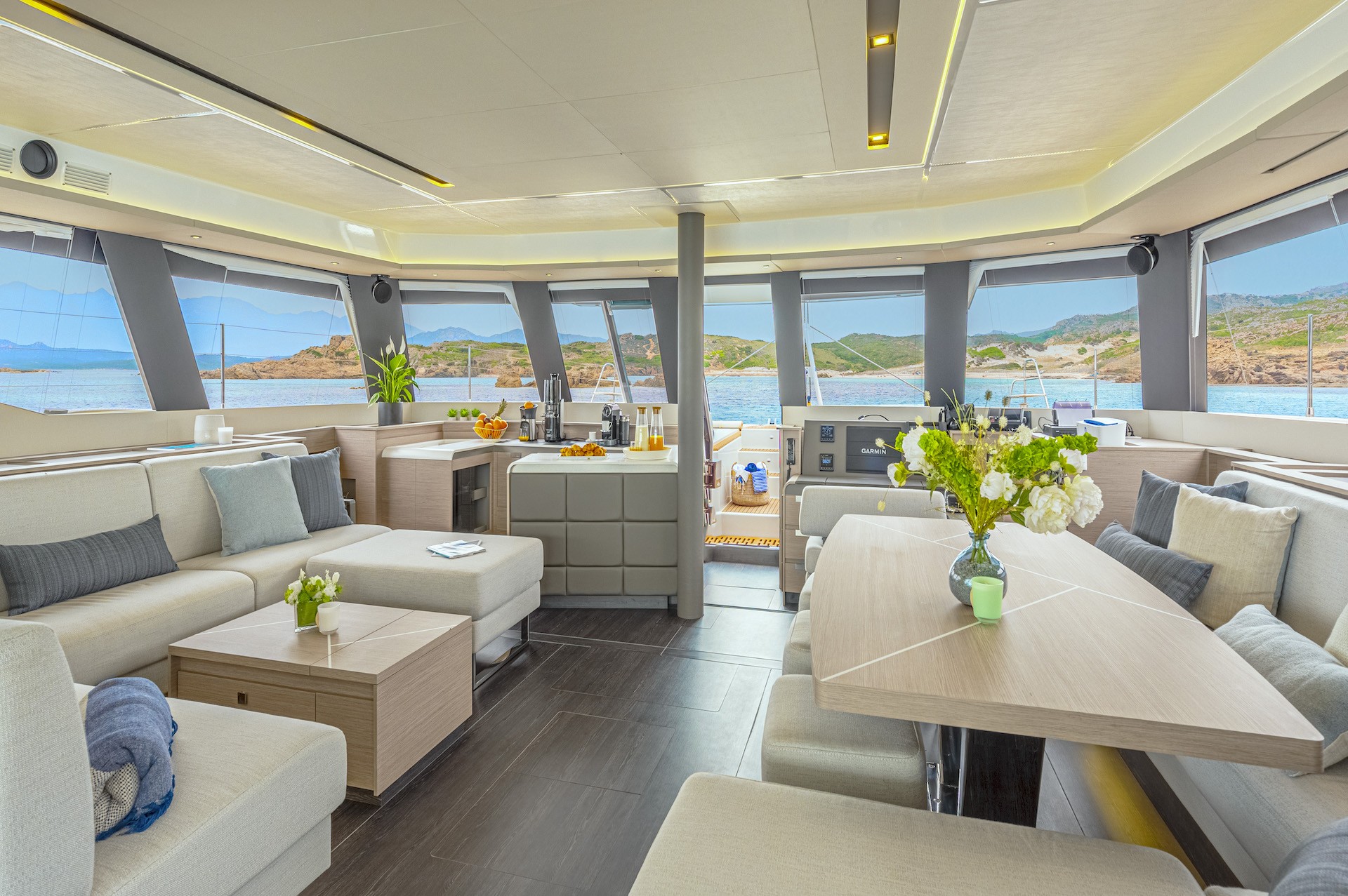 yacht charter Semper Fidelis saloon