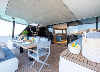 yacht charter Sunbreeze dining