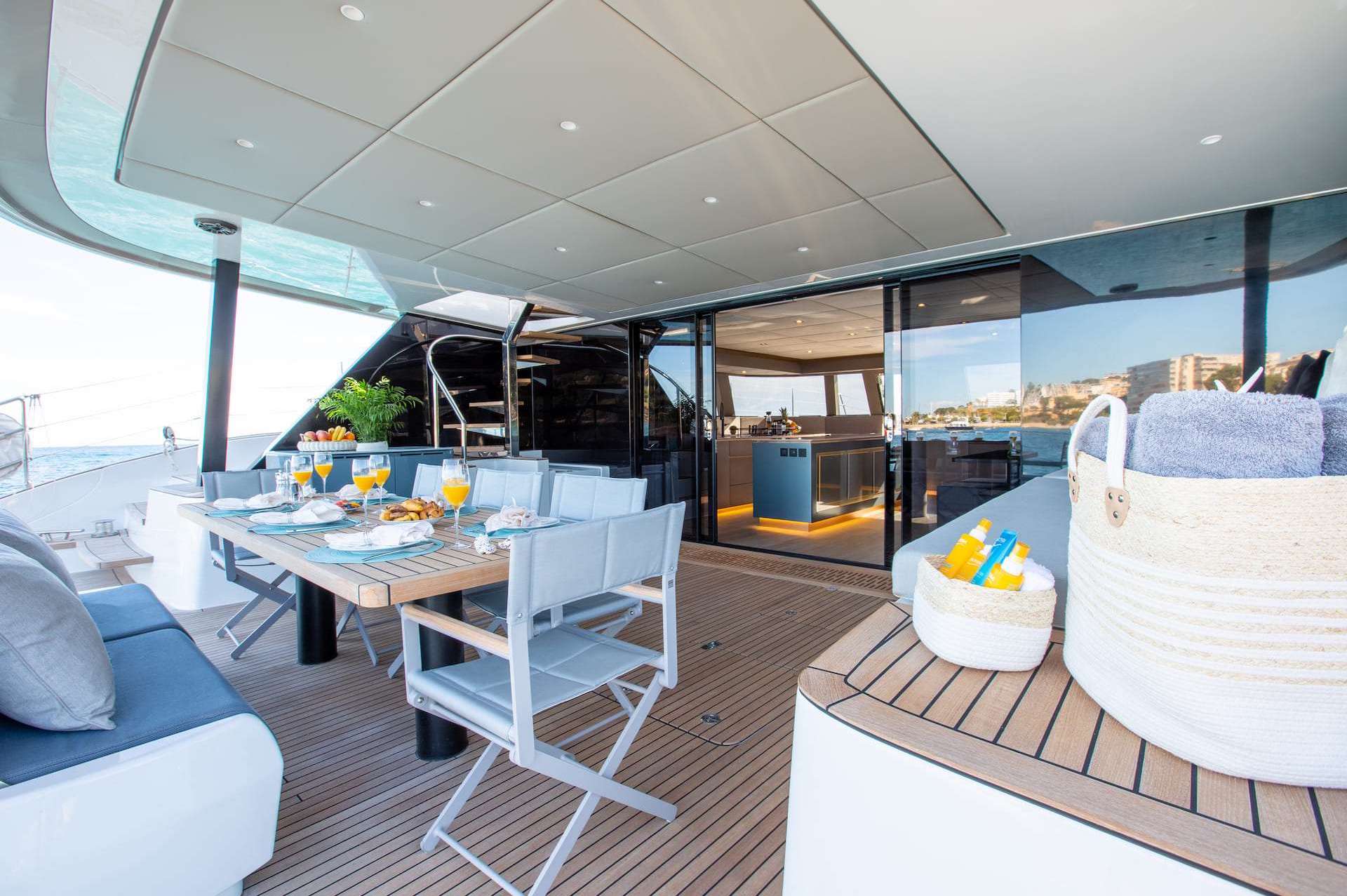 yacht charter Sunbreeze dining