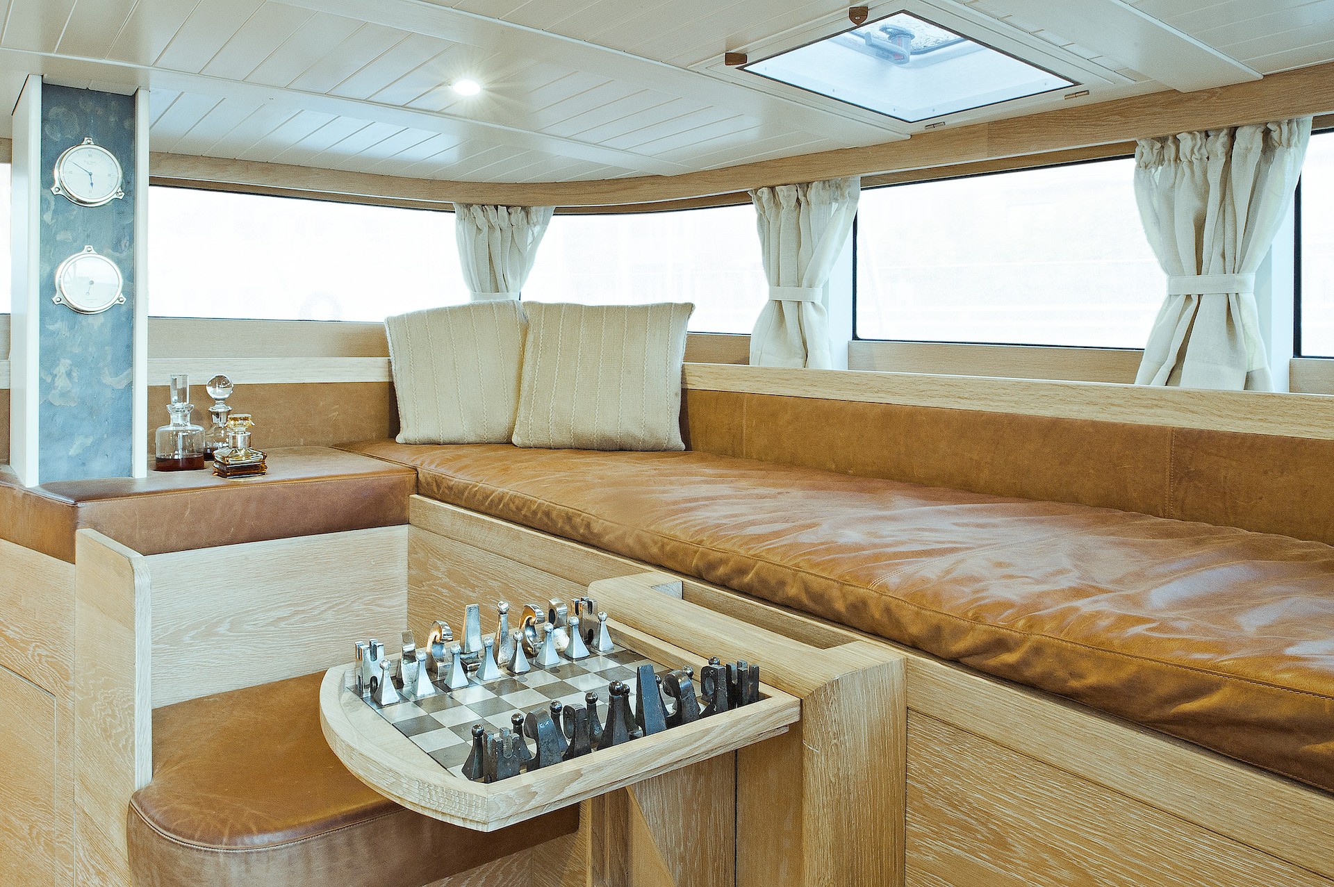 yacht Helene upper saloon